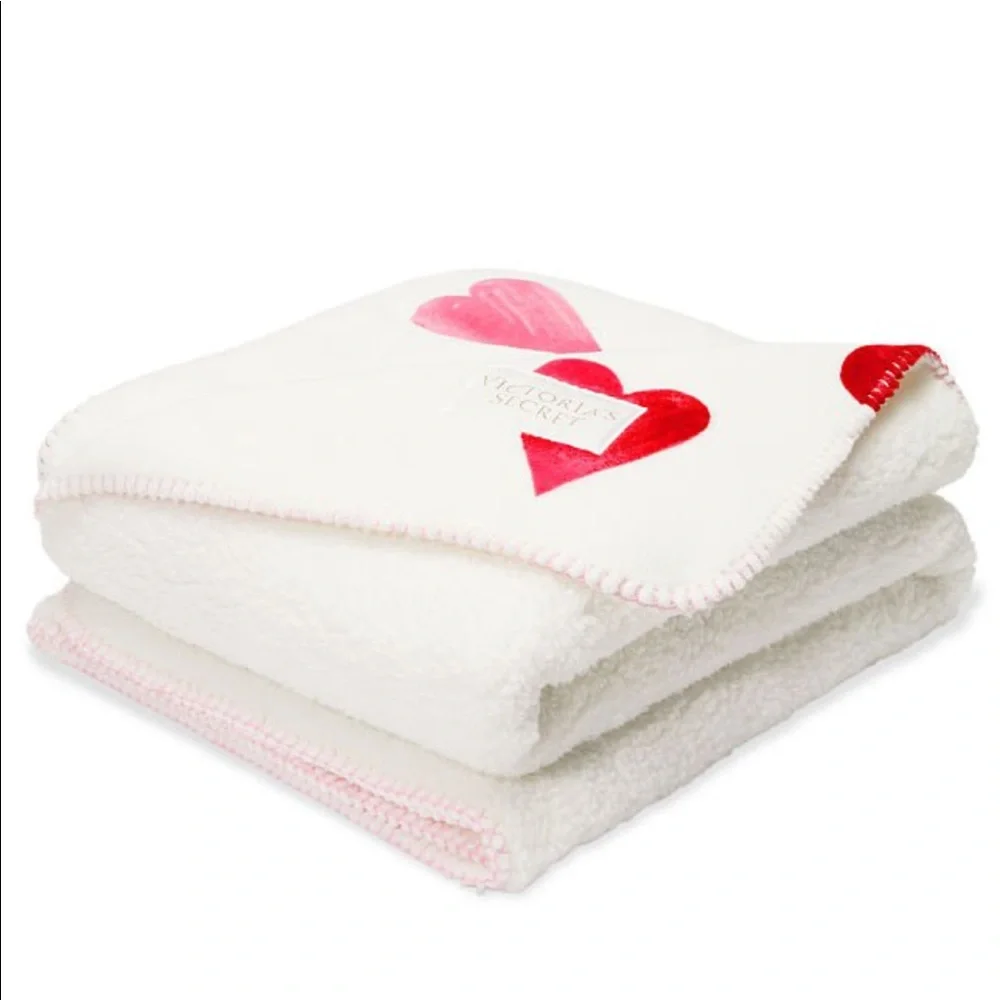 Victoria’s Secret Cozy Plush Fleece Heart Blanket NWT